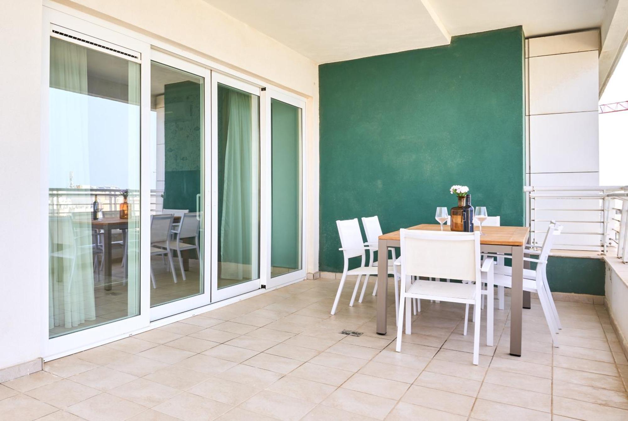 Stunning 3-Bedroom Seaview Retreat In Fort Cambridge Sliema Dış mekan fotoğraf