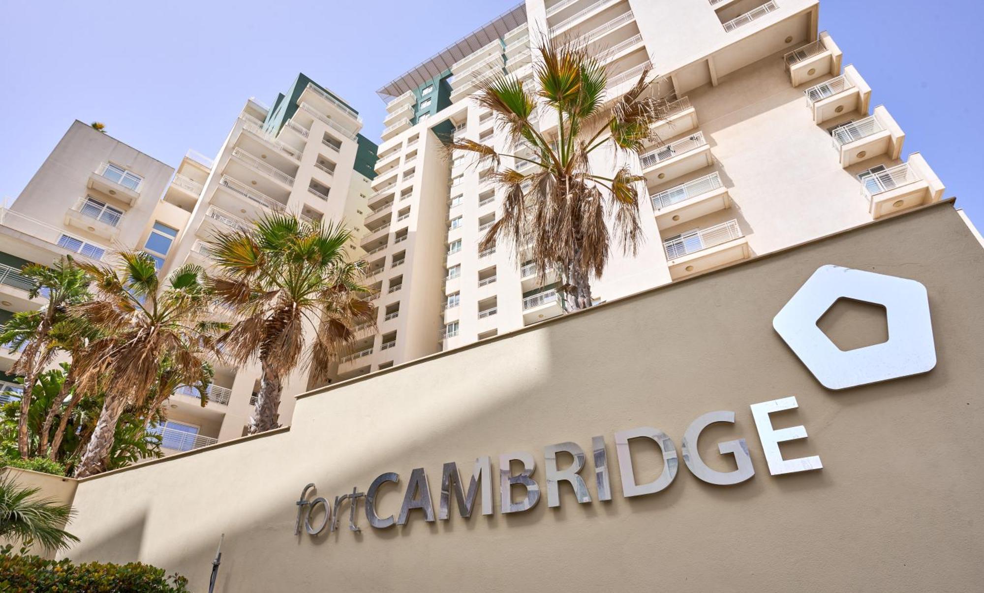 Stunning 3-Bedroom Seaview Retreat In Fort Cambridge Sliema Dış mekan fotoğraf