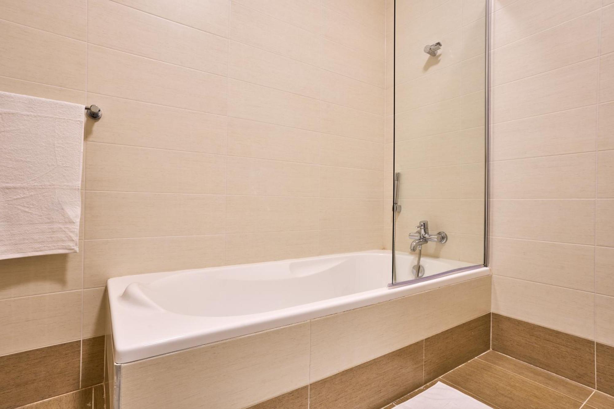Stunning 3-Bedroom Seaview Retreat In Fort Cambridge Sliema Dış mekan fotoğraf