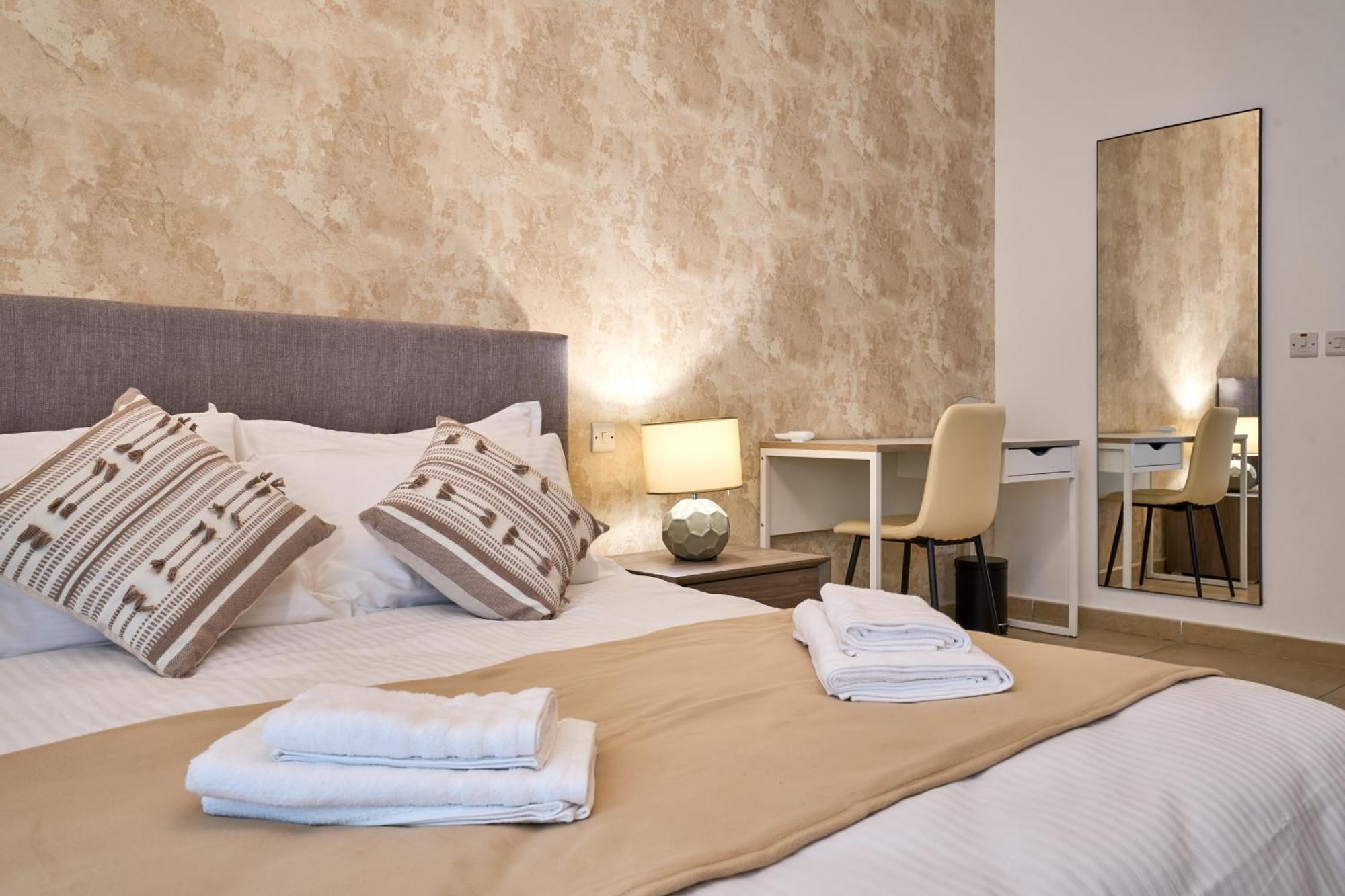 Stunning 3-Bedroom Seaview Retreat In Fort Cambridge Sliema Dış mekan fotoğraf