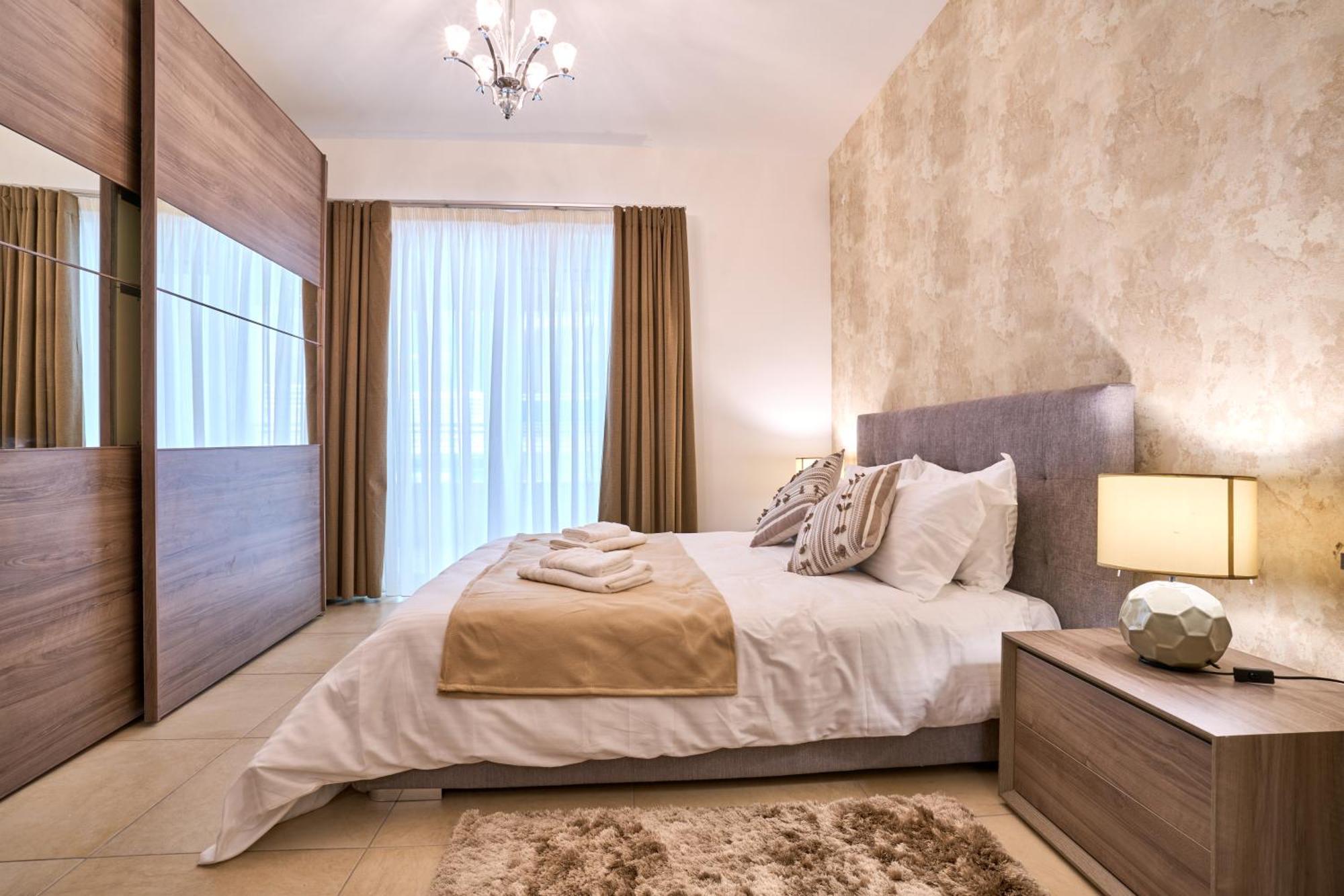 Stunning 3-Bedroom Seaview Retreat In Fort Cambridge Sliema Dış mekan fotoğraf